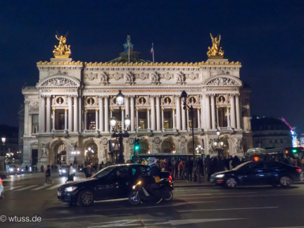 Beleuchtetes Gebäude mit Goldenen Figuren